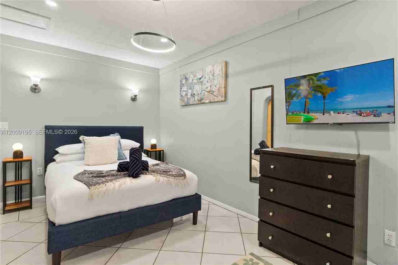 3024 Ne 2nd Ter #0 - Photo 3 of 19
