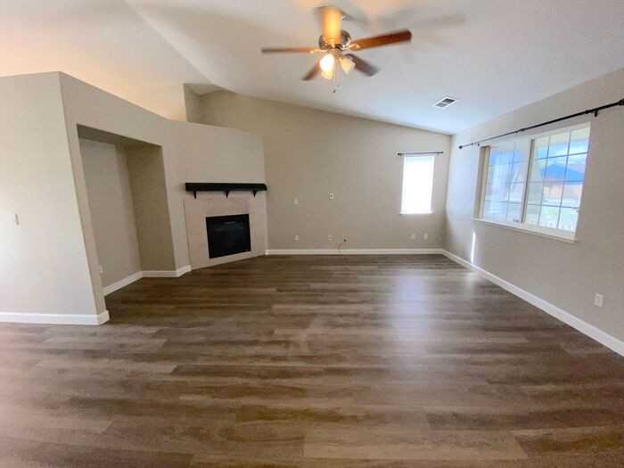 9404 Long River Dr - Photo 4 of 32