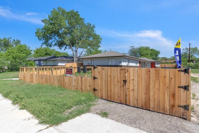 809 John Adams Dr - Photo 2 of 12