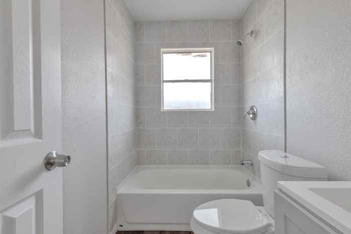809 John Adams Dr - Photo 5 of 12