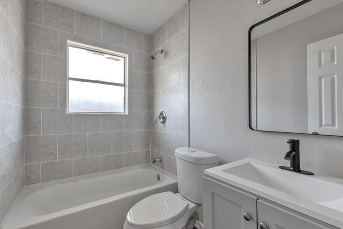 809 John Adams Dr - Photo 6 of 12