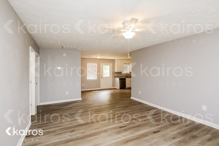 385 Deerpark Dr - Photo 4 of 17