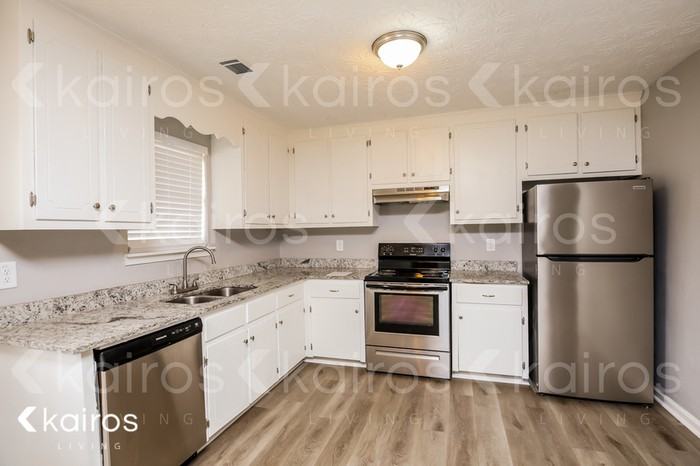 385 Deerpark Dr - Photo 5 of 17