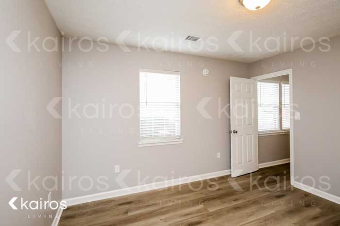 385 Deerpark Dr - Photo 6 of 17