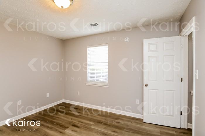 385 Deerpark Dr - Photo 7 of 17