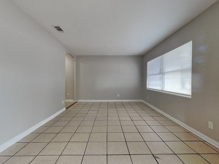 10927 Regency Dr - Photo 4 of 20