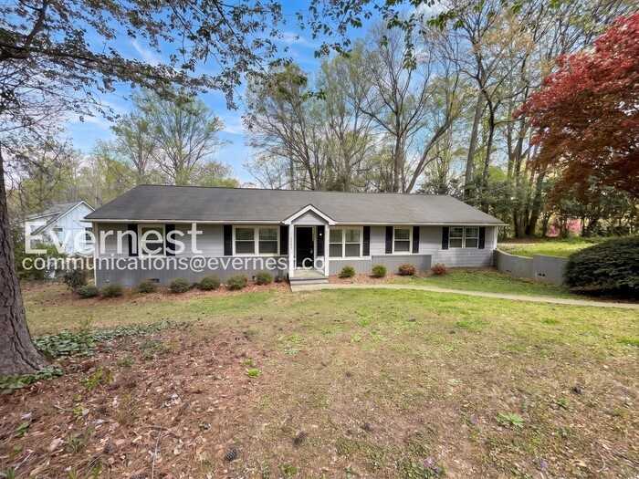 1345 Twin Oaks Cir Se - Photo 2 of 20