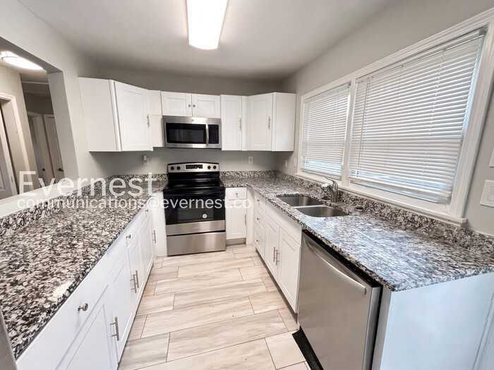 1345 Twin Oaks Cir Se - Photo 6 of 20