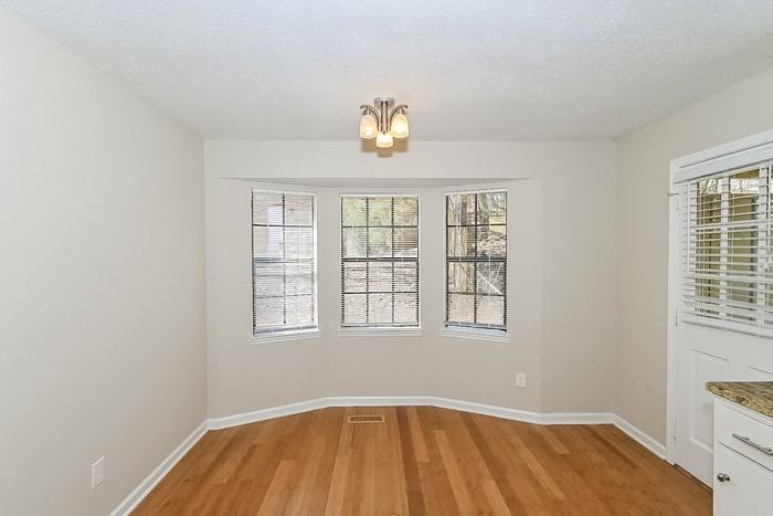 6836 Markham Dr - Photo 3 of 10