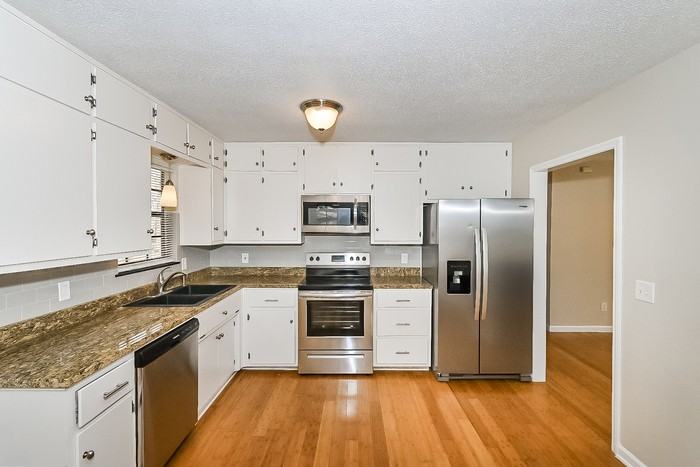 6836 Markham Dr - Photo 4 of 10