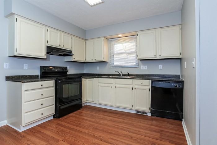1730 Calumet Way - Photo 4 of 10