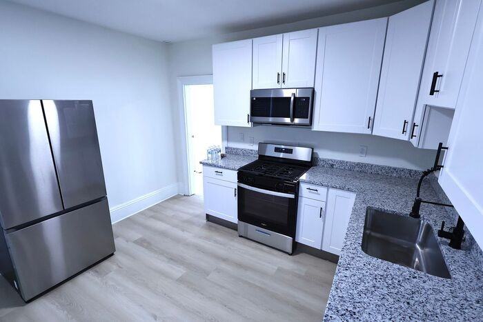 570 Dayton St - Photo 4 of 12