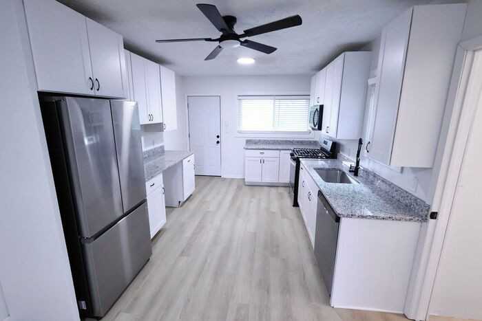 1276 Bailey Rd - Photo 2 of 12