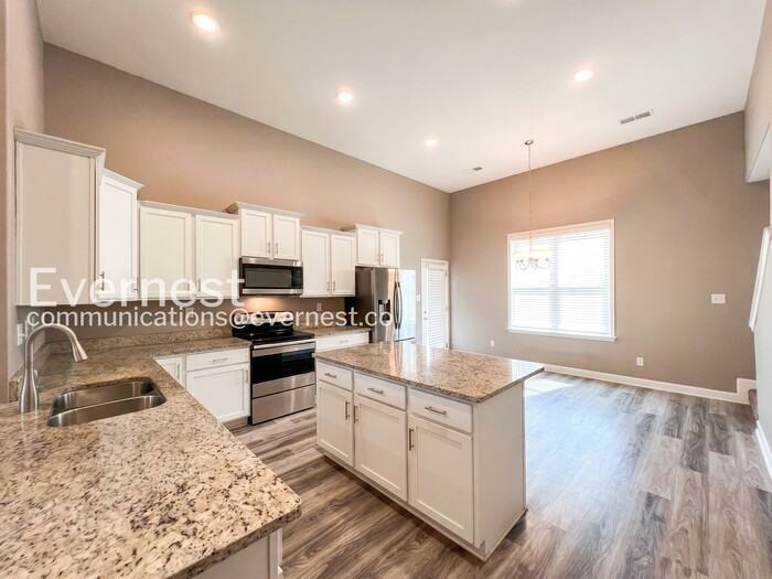 5670 Matthew Dr - Photo 3 of 27