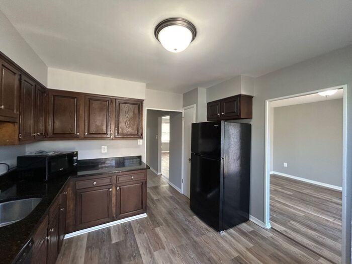 499 Berkshire Ct - Photo 3 of 14