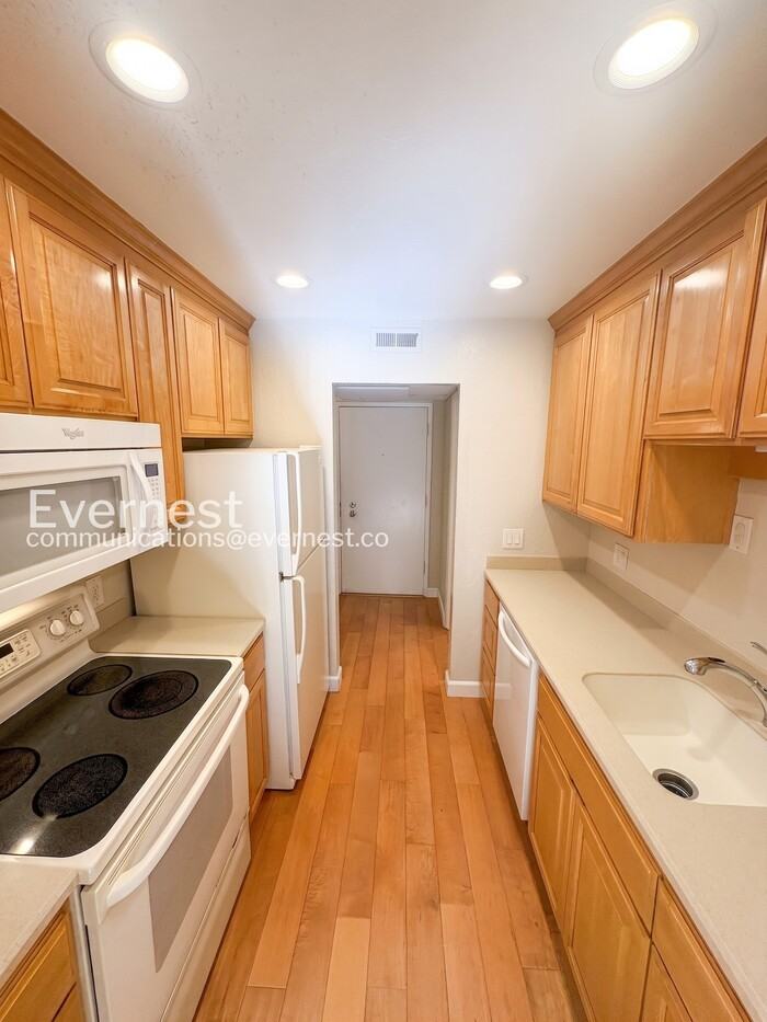 320 N Civic Dr #102 - Photo 3 of 25