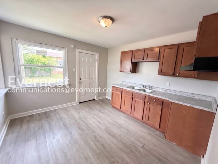 1000 4th Ave W #4 - Photo 2 of 17