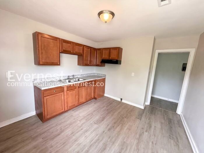 1000 4th Ave W #4 - Photo 3 of 17