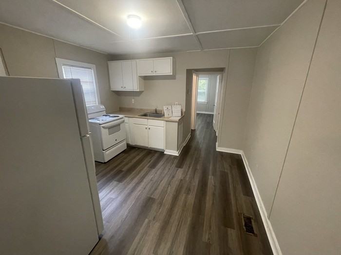 657 Coleman St - Photo 7 of 9