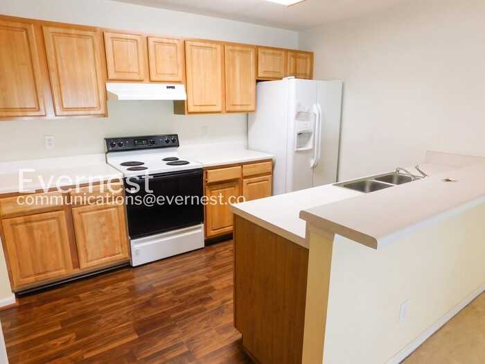 702 Westgate Cir - Photo 2 of 25