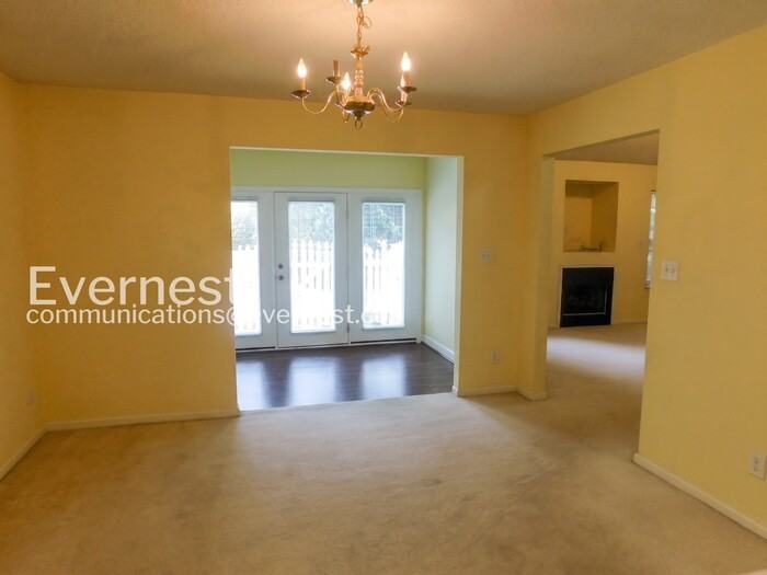 702 Westgate Cir - Photo 5 of 25