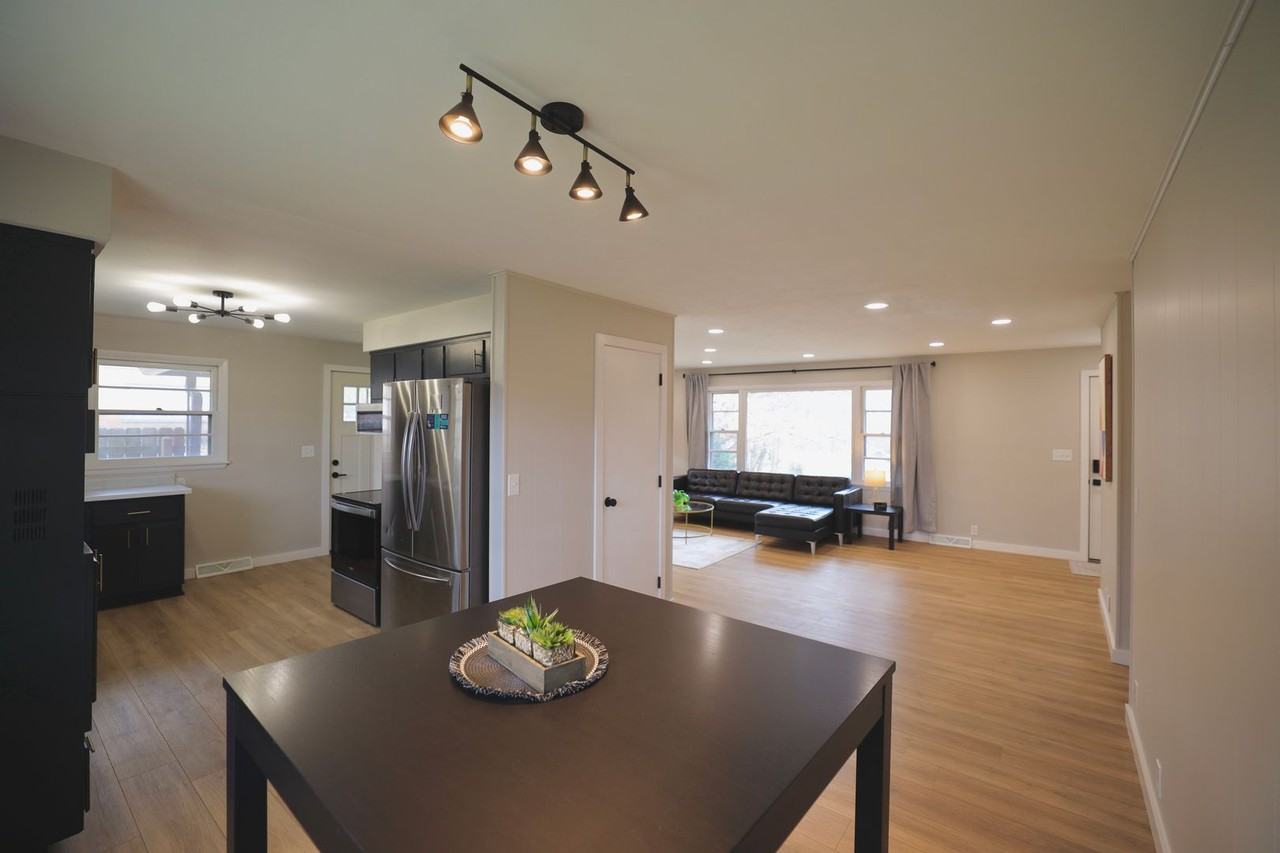 1534 N. Woodburn Ave - Photo 3 of 40