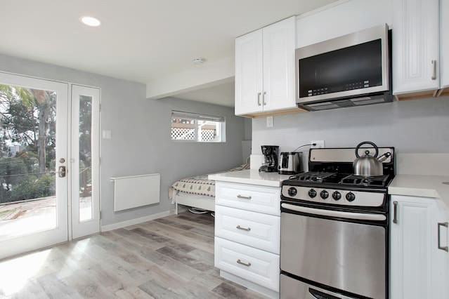 821 W Olive St #C - Photo 3 of 12