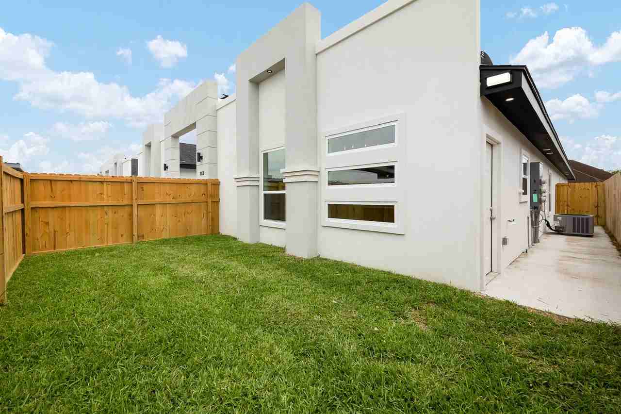 1813 N Monaco Dr #1 - Photo 6 of 17