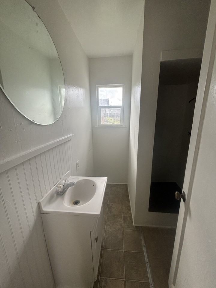 1761 Rogue River Hwy #5 - Photo 2 of 4