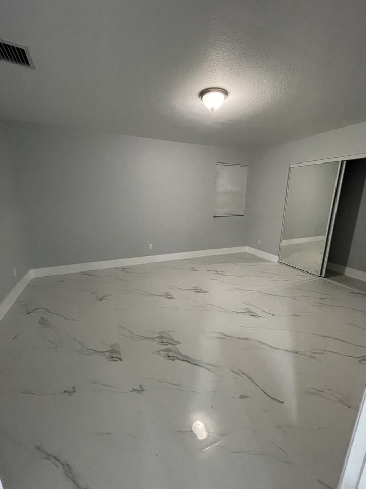 9429 Silverthorne Dr #NA - Photo 2 of 8