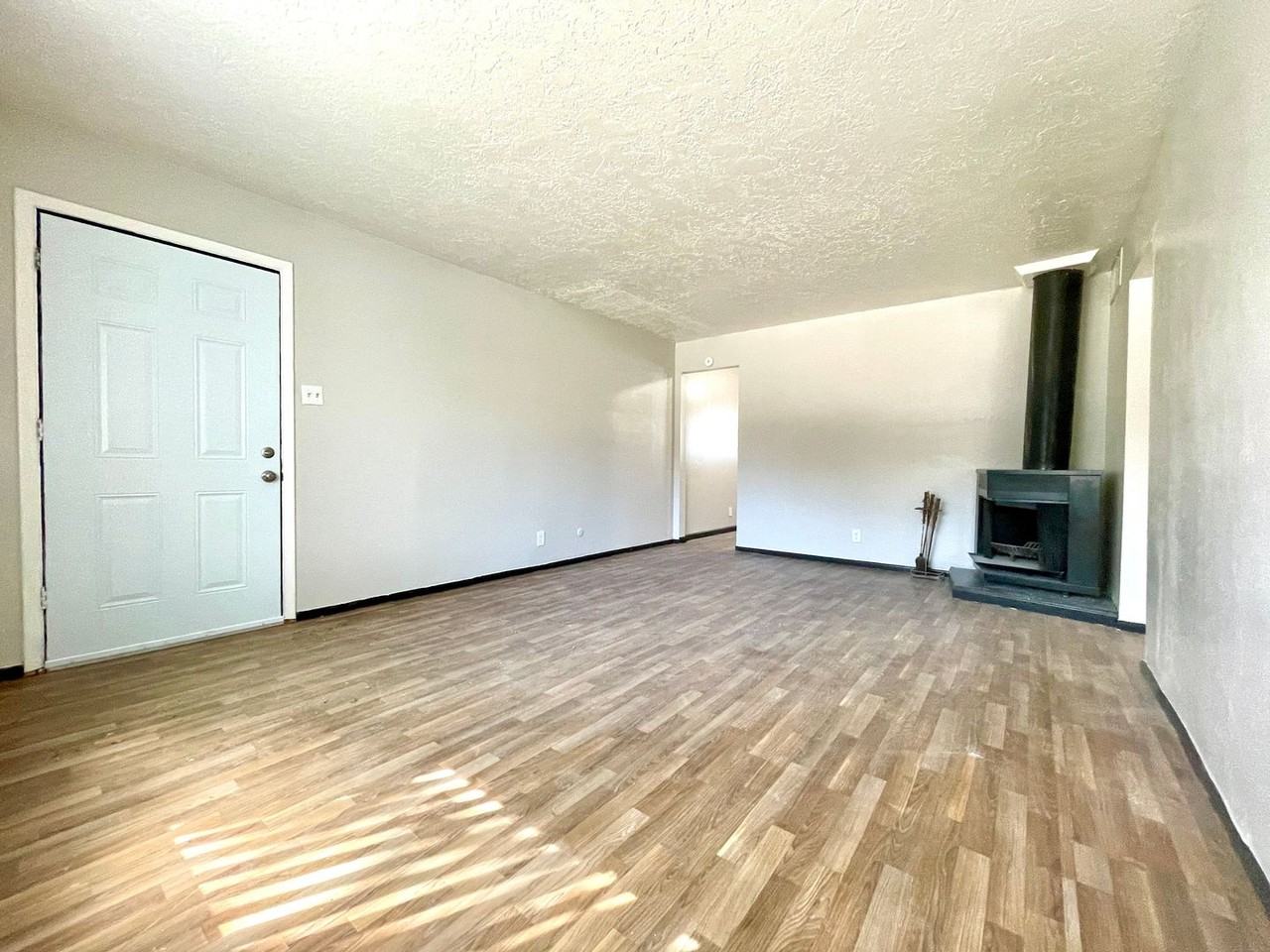 Executive East Apartments - Photo 4 of 9