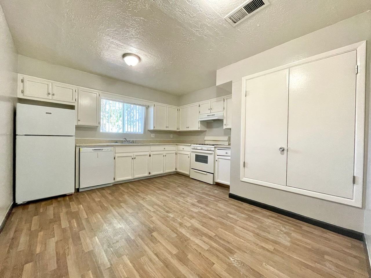 Executive East Apartments - Photo 5 of 9