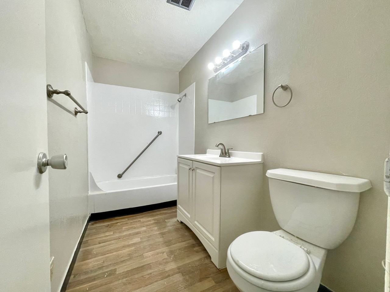 Executive East Apartments - Photo 7 of 9