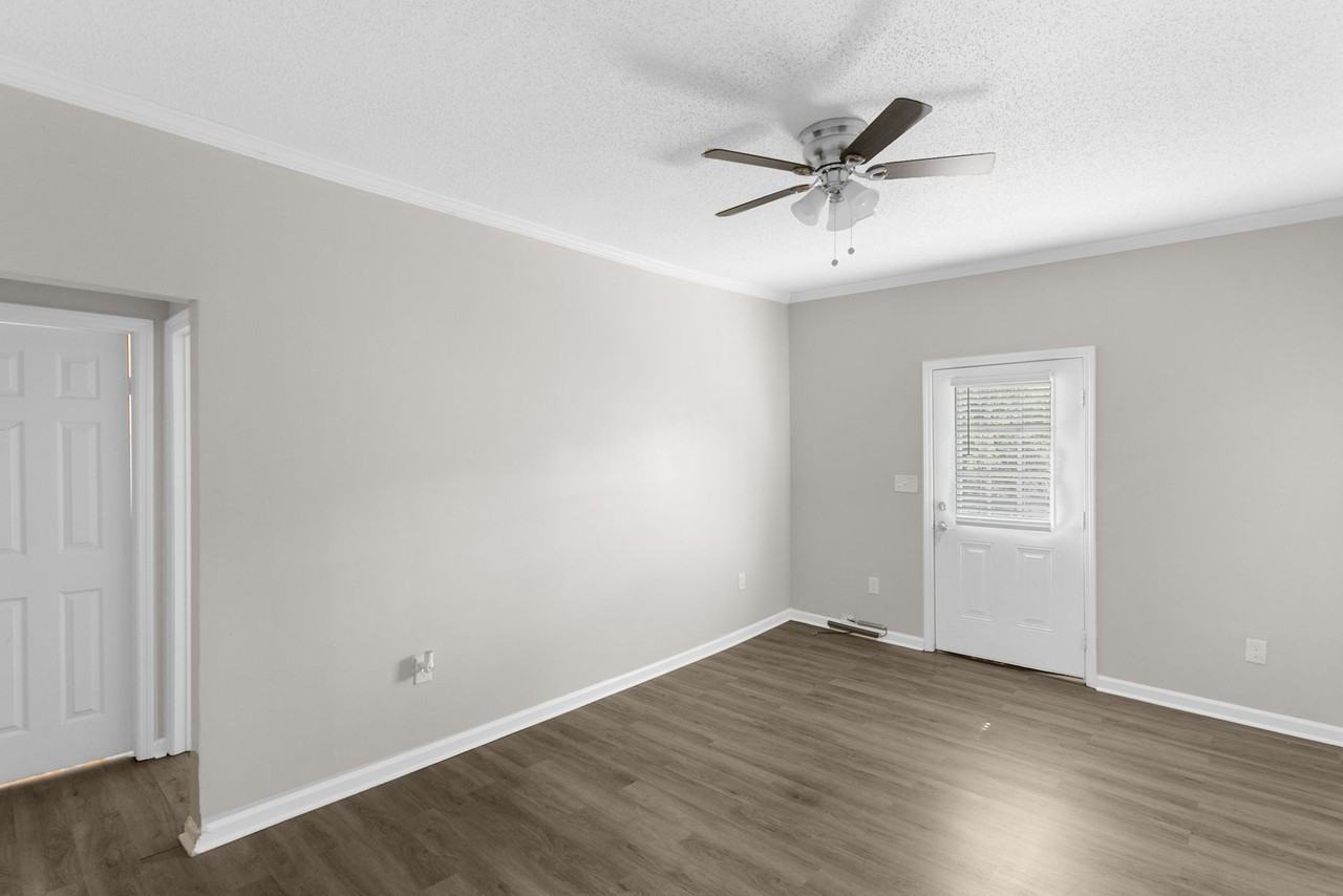 Southside Manor - Photo 3 of 5