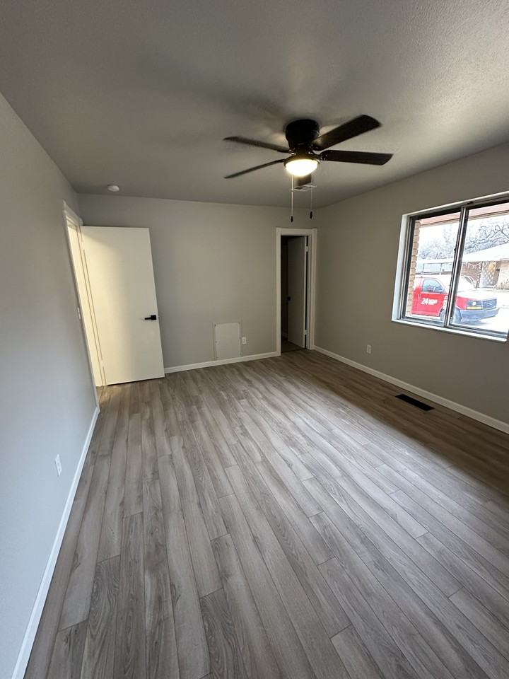 2037 Nw 32nd Ter - Photo 4 of 11