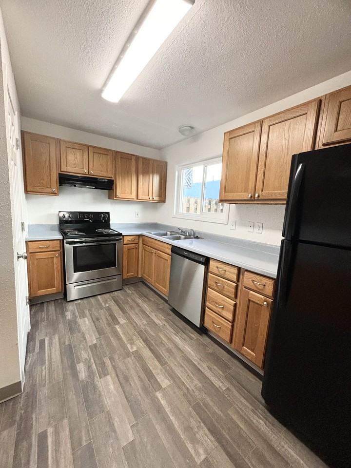 1200 E Powell Blvd #18 - Photo 3 of 20