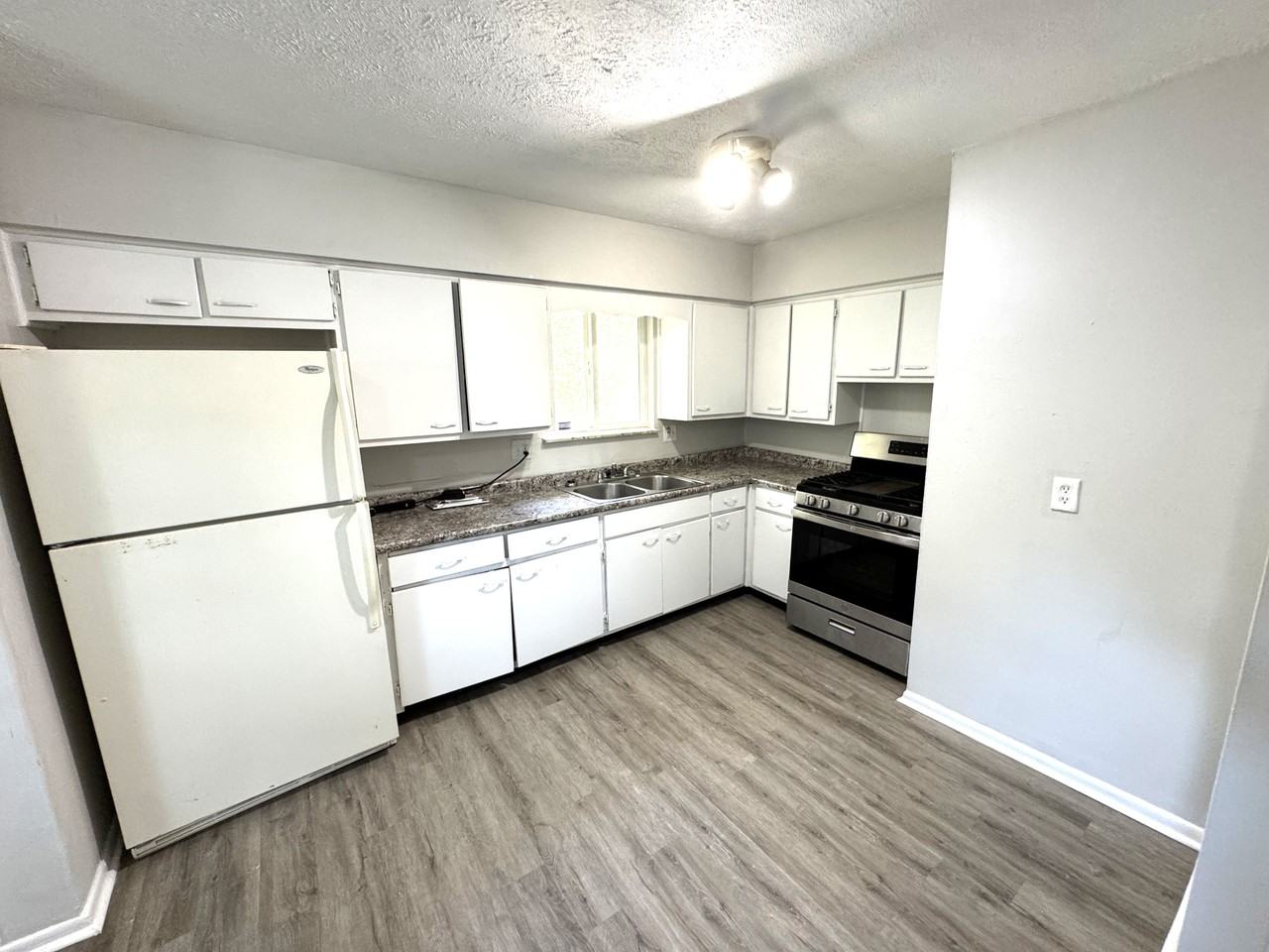 2194 N Riley Ave - Photo 4 of 11
