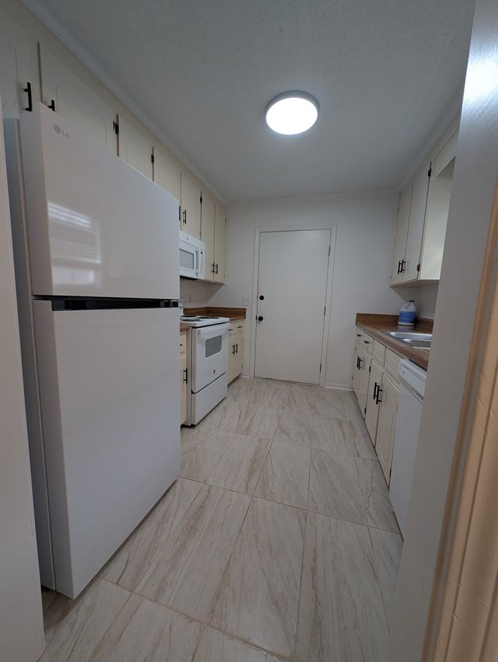 408 S Woodburn Dr - Photo 6 of 12