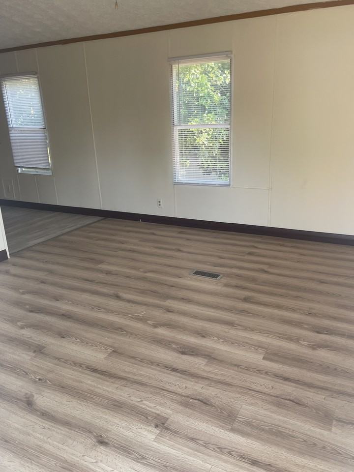 302 Lee St - Photo 3 of 9