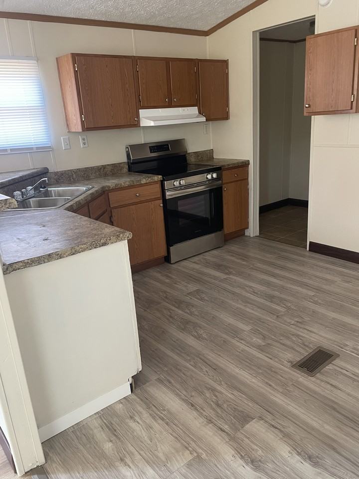 302 Lee St - Photo 6 of 9