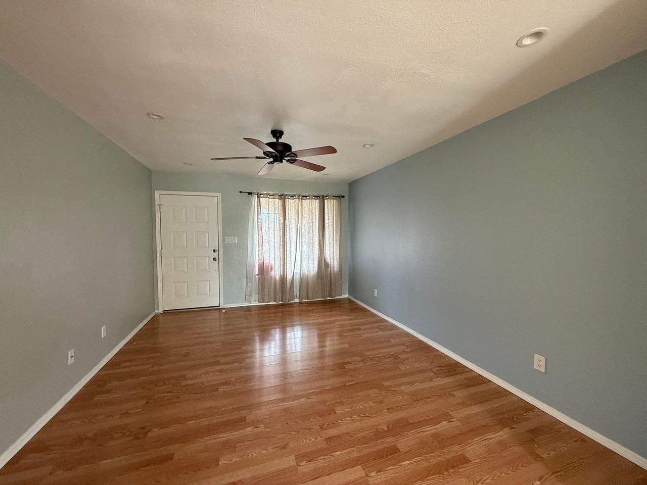 2263 E Hampton Ave - Photo 2 of 23