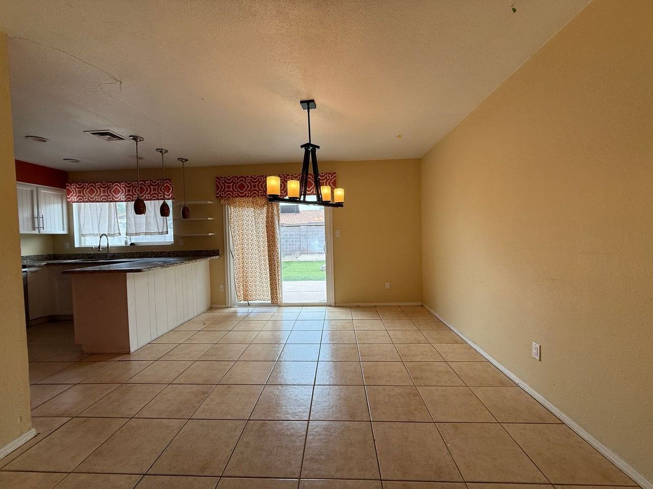 2263 E Hampton Ave - Photo 5 of 23