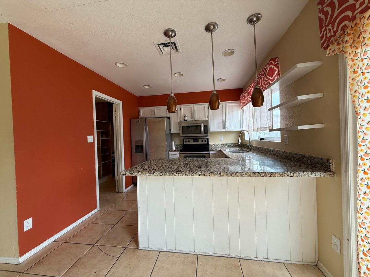 2263 E Hampton Ave - Photo 7 of 23