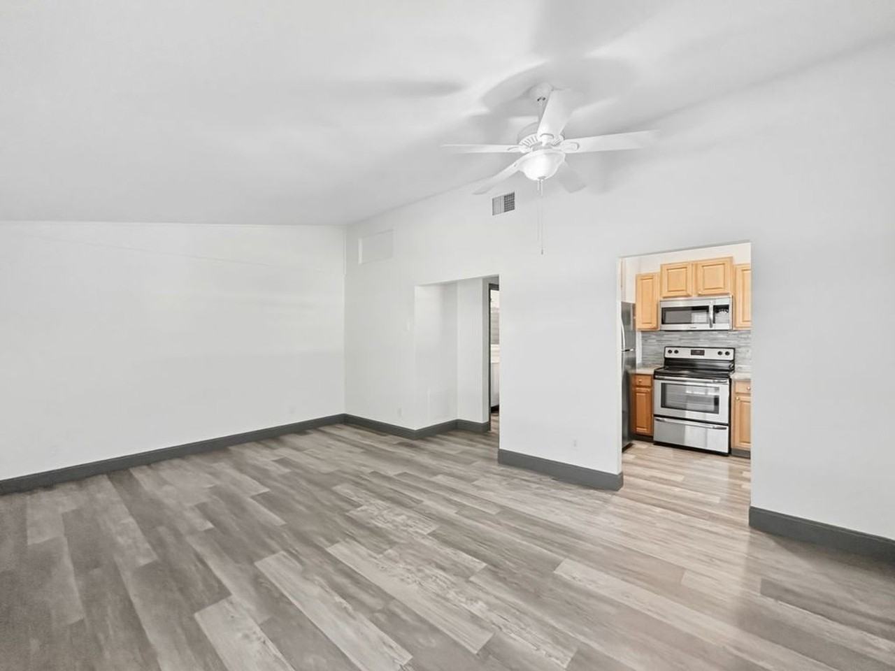 1628 Pine St - Photo 3 of 18