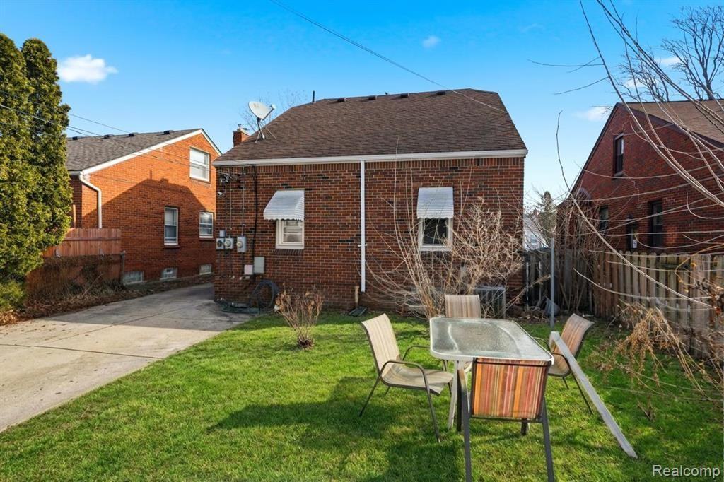 2045 N Elizabeth St - Photo 4 of 21