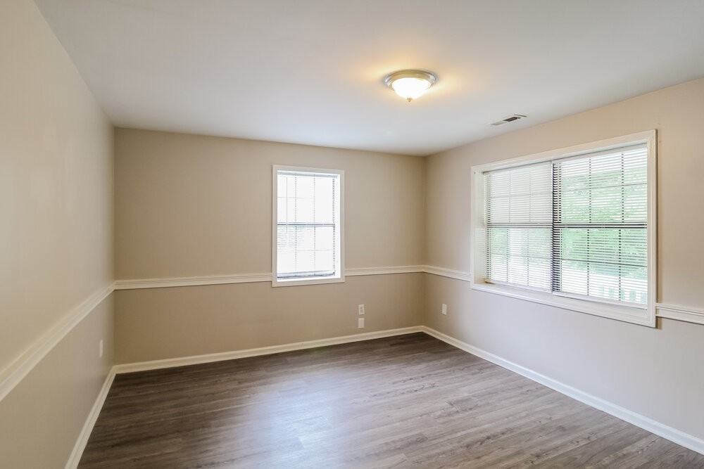 1135 Clark St - Photo 4 of 17