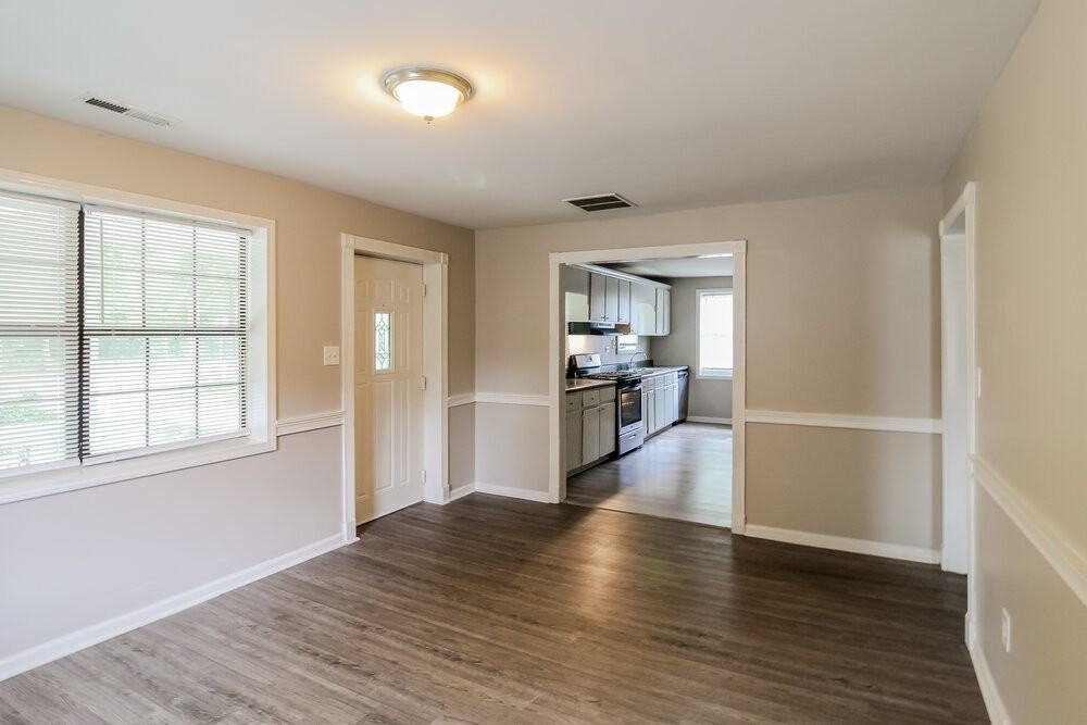 1135 Clark St - Photo 5 of 17