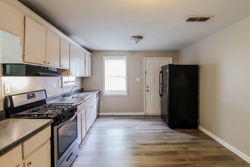 1135 Clark St - Photo 6 of 17