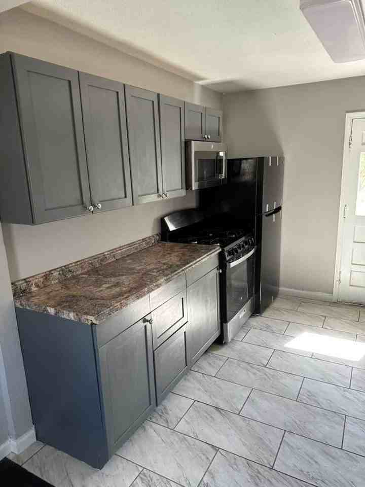 1021 Pryor St #1 - Photo 7 of 8
