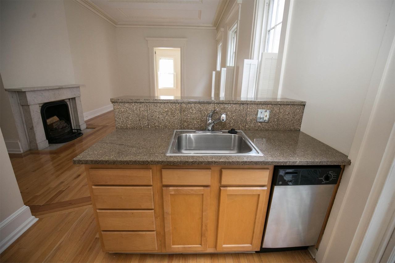 1814 Spruce St Apt 2r #2R - Photo 4 of 15